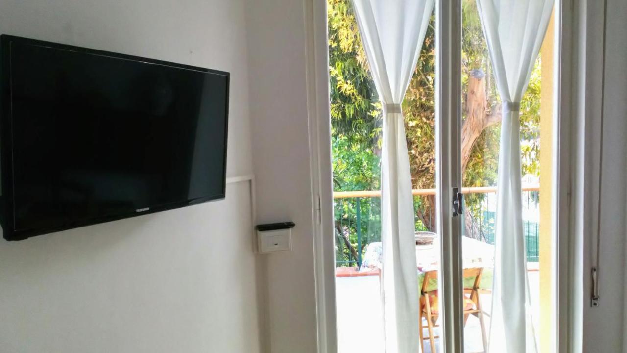 Casa Di Claude Con Posto Auto Apartment Finale Ligure Exterior photo